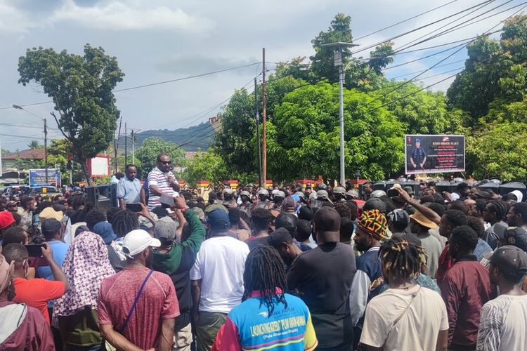 Sekitar 200-an masyarakat berdemonstrasi di depan Mako Brimob Kotaraja karena KPK menetapkan Gubernur Papua Lukas Enembe menjadi tersangka kasus gratifikasi, Jayapura, Papua, Senin (12/9/2022)