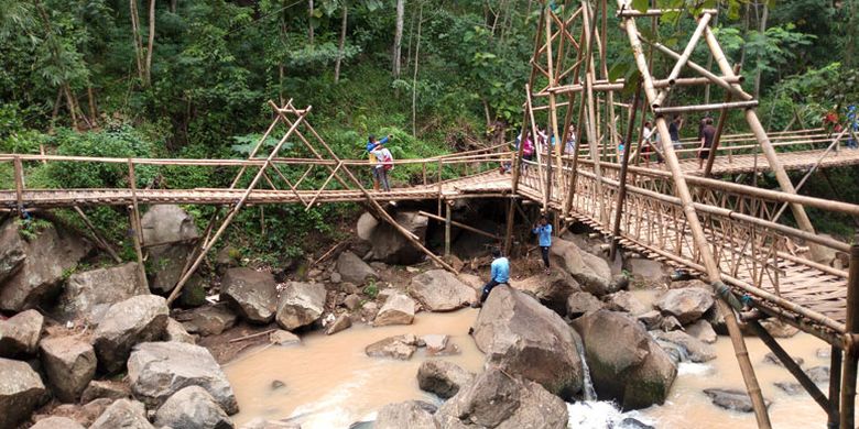 Jembatan bambu di obyek wisata Air Terjun Curug Gending Asmoro, Dusun Tompo Gunung, Desa Kalongan, Kecamatan Ungaran Timur, Kabupaten Semarang, Jawa Tengah, Sabtu (17/2/2018).