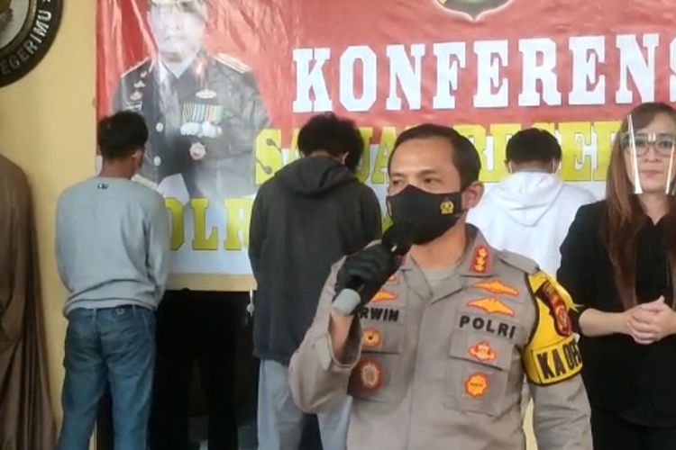 Polisi mengamankan lima pemuda yang hendak melakukan balapan liar di kawasan Taman Mini Indonesia Indah (TMII) saat pemberlakuan pembatasan kegiatan masyarakat (PPKM) darurat. Kapolres Jakarta Timur Kombes Erwin Kurniawan mengatakan, kelimanya berinisial MS, WR, AF, AA, dan DPS yang hendak balapan liar di Jalan Taman Mini, Cipayung, Jakarta Timur, Kamis (8/7/2021) dini hari.