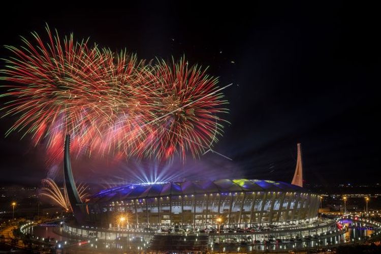 Suasana pesta kembang api saat upacara penutupan SEA Games 2023 di Stadion Morodok Techno National Stadium, Kamboja, Rabu (17/5/2023). SEA Games 2023 Kamboja resmi ditutup dan selanjutnya Thailand akan menjadi tuan rumah SEA Games ke-33 pada tahun 2025. ANTARA FOTO/M Agung Rajasa/aww.