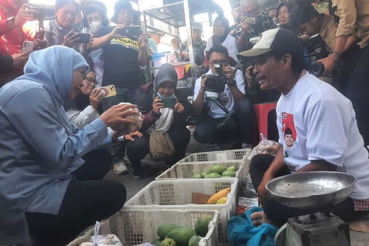 Cagub Jatim nomer urut 2 Khofifah Indar Parawansa blusukan ke Pasar Pacar Keling Surabaya, Rabu (30/10/2024).