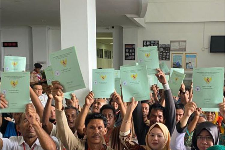 Pembagian 102 sertipikat tanah untuk masyarakat Natuna, Rabu, (8/1/2020) oleh Presiden Joko Widodo (Jokowi) dan Wakil Menteri ATR/BPN Surya Tjandra.