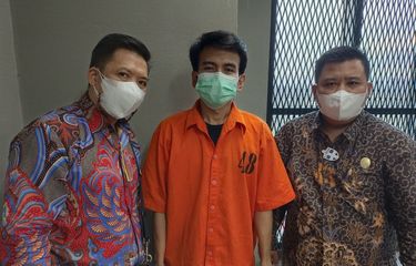 Tersangka Adam Deni (tengah) bersama kedua kuasa hukumnya, Susandi dan Tan Kun Liang, saat berada di Rutan Bareskrim Mabes Polri pada Senin (14/2/2022).