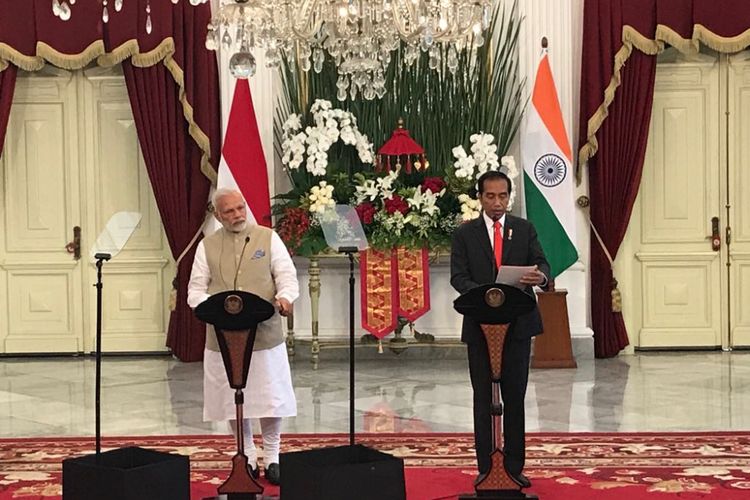 Presiden Joko Widodo dan Perdana Menteri India Shri Narendra Modi saat memberikan keterangan pers bersama di Ruang Kredensial, Istana Merdeka, Jakarta, Rabu (30/5/2018).