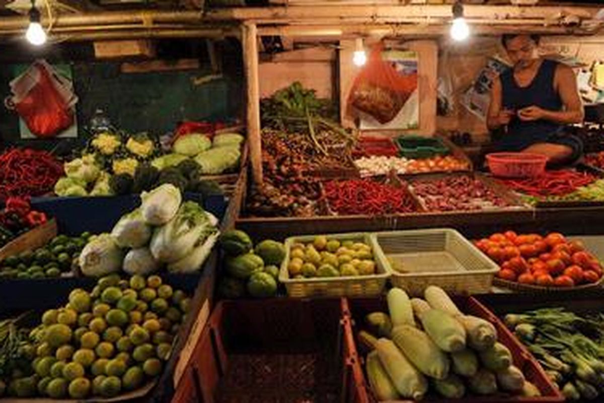 Pedagang sayur mayur di Pasar Senen, Jakarta, beberapa waktu lalu. Badan Pusat Statistik mencatat makanan merupakan penyumbang terbesar bagi inflasi Agustus 2013 yang mencapai 1,12 persen.