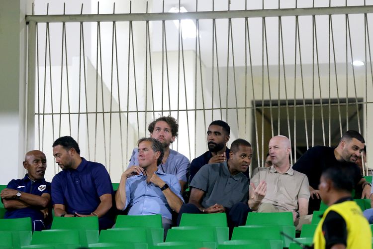 Pelatih timnas Indonesia Patrick Kluivert menyaksikan laga kedua grup J Kualifikasi Piala Asia U23 2026 melawan Makau yang berakhir dengan skor 5-0 di Stadion Gelora Delta Sidoarjo, Jawa Timur, Sabtu (6/9/2025) malam.
