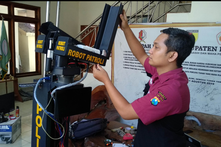 Brigadir Polisi Nanang Saiful, pembuat robot patroli protokol kesehatan sedang merangkai komponen pendukung robot di Mess Perwira Polres Bojonegoro. Kamis (24/9/2020).