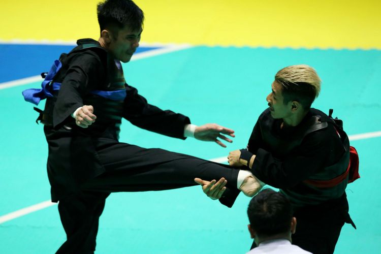 Pesilat putra Indonesia, Hanifan Yudani Kusuma (merah) bertanding melawan pesilat asal Vietnam, Nguyen Thai Linh (biru) pada partai final nomor kelas C putra 55 kg sampai 60 kg Asian Games 2018 di Padepokan Pencak Silat, TMII, Jakarta, Rabu (29/8/2018). Hanifan Yudani Kusuma berhasil menyabet medali emas.