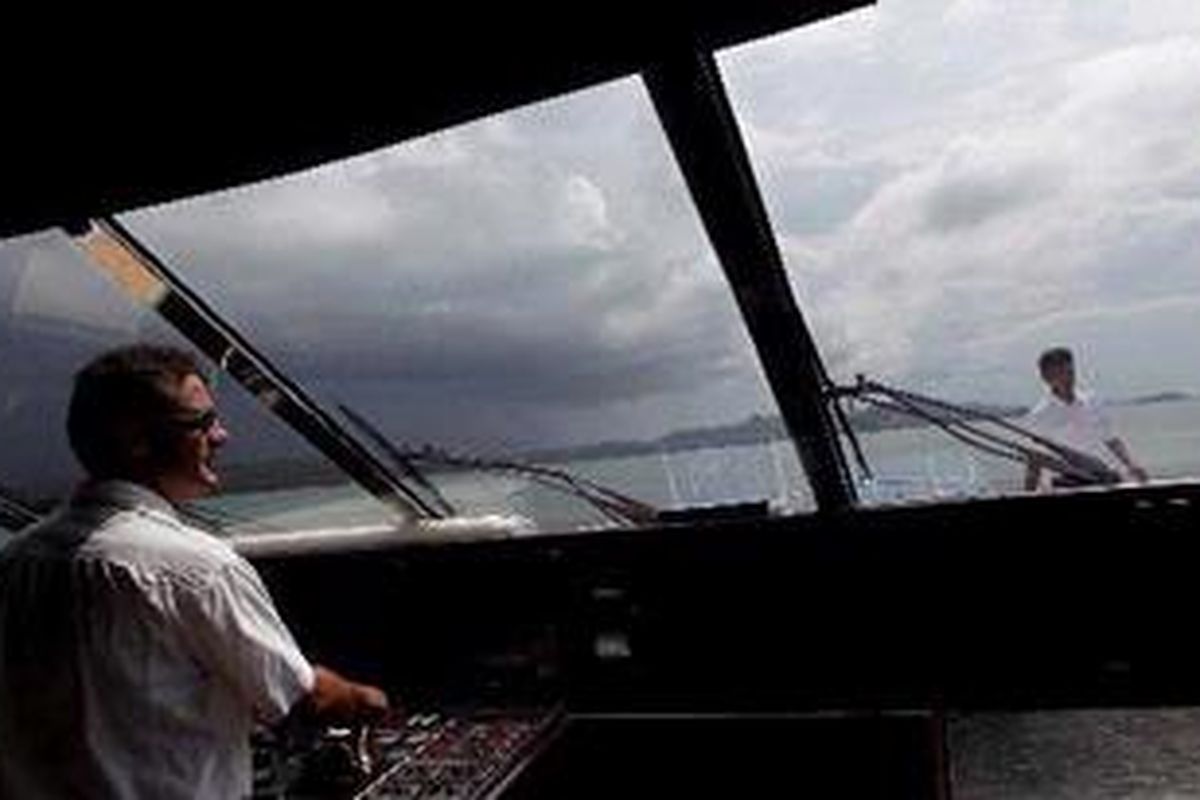 Kapal Marry Makin saat menjelajah kawasan Taman Nasional Komodo, Manggarai Barat, Nusa Tenggara Timur, Selasa (30/11/2010). 