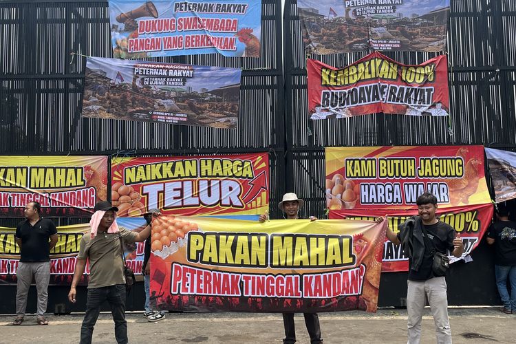 Peternak Demo di Gedung DPR RI, 