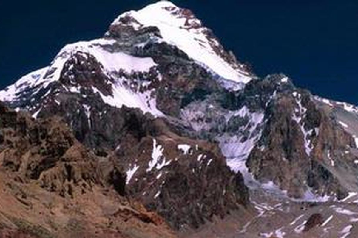 Inilah puncak Aconcagua di Argentina, Amerika Selatan. Waktu ideal untuk pendakian gunung setinggi 6.962 mdpl ini adalah Januar-Maret. Pegunungan andes merupakan pegunungan terpanjang di dunia, membentang sejauh 7.000 km mebyisir pantai barat Amerika Latin. Puncak Aconcagua berdiri di perbatasan Argentina-Chili.