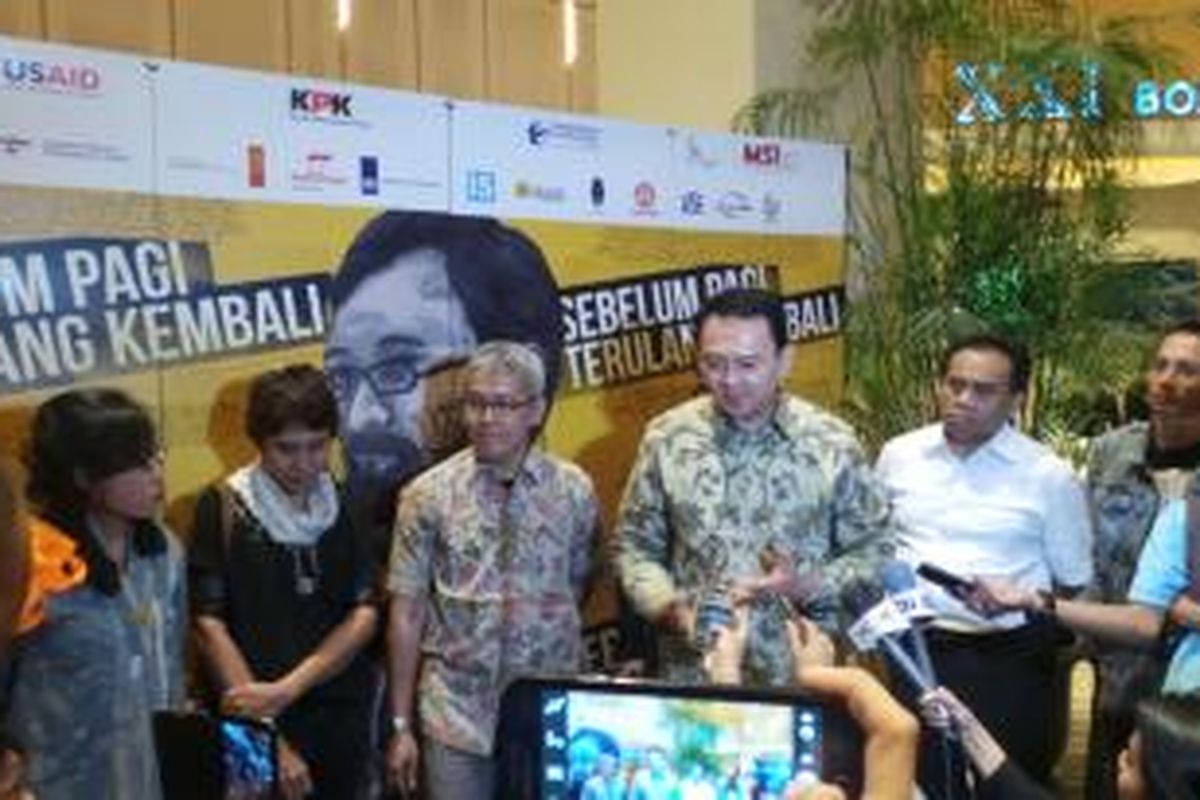 Gubernur DKI Jakarta Basuki Tjahaja Purnama (pakai batik) seusai menonton bareng film 