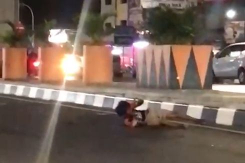 Viral Video ODGJ Dikeroyok Pemuda hingga Ditabrak Motor di Makassar