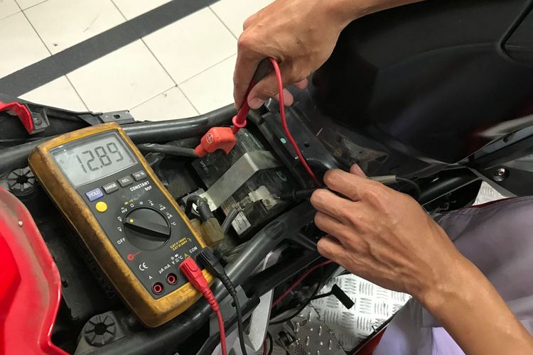 Aki motor diukur dengan battery load tester