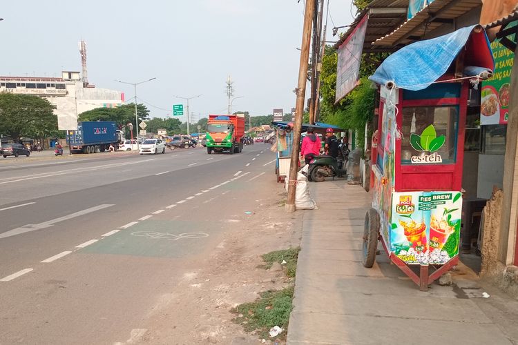 Pedagang kaki lima dan kendaraan memenuhi sebagian trotoar di Jalan Perintis Kemerdekaan, Pulogadung, Jakarta Timur, Rabu (5/6/2024).