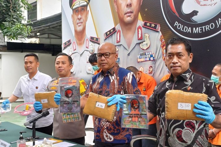 Penyidik Polda Metro Jaya menunjukkan barang bukti narkoba hasil pengungkapan kasus, Jumat (15/3/2024).