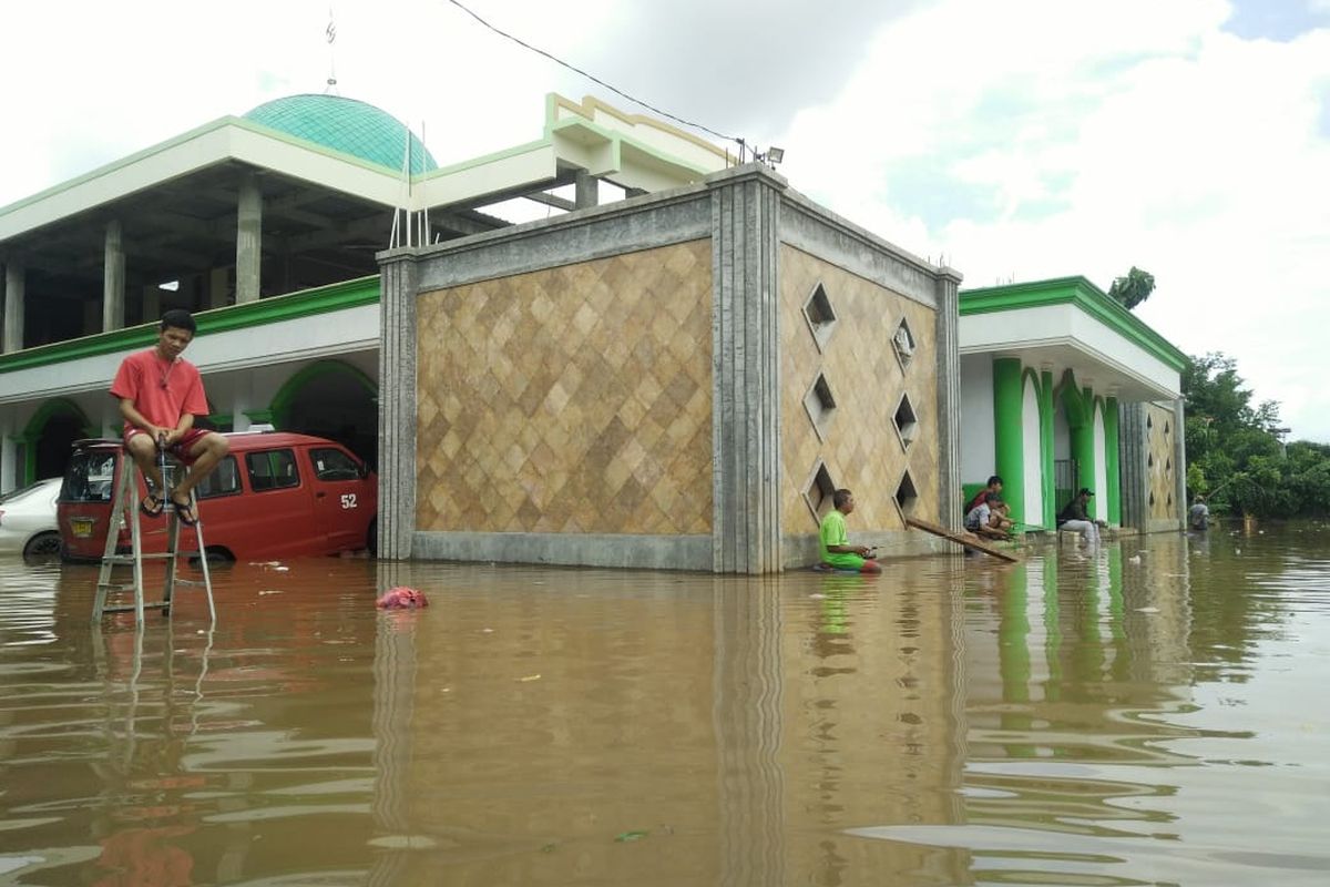 Warga RT 1 RW 17 di Perumahan Citra Villa Wanasari, Cibitung, Kabupaten Bekasi memancing di tengah gempuran banjir.