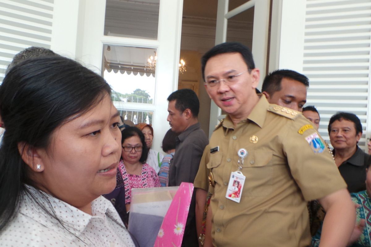 Linda, seorang warga asal Cijantra Kabupaten Tangerang mengadu kepada Gubernur DKI Jakarta Basuki Tjahaja Purnama atau Ahok, di Balai Kota DKI Jakarta, Senin (17/4/2017).