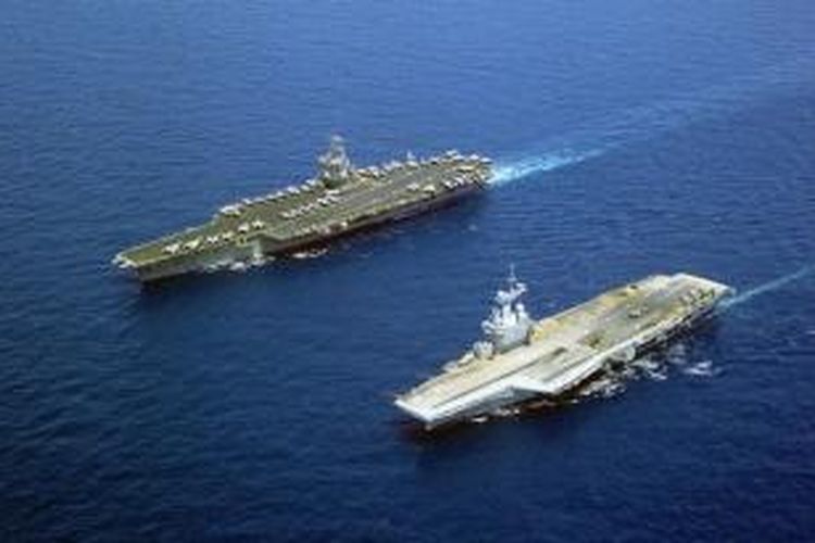 Kapal induk AS USS Enterprise (kiri) tengah berlayar bersama kapal induk Perancis FS Charles de Gaulle.