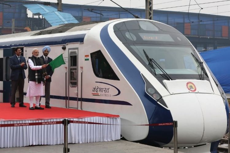 Perdana Menteri India Narendra Modi menandai kereta ekspres ksemi-cepat pertama di India, Vande Bharat Express, di Stasiun Kereta Api New Delhi, pada Jumat (15/2/2019). (AFP)