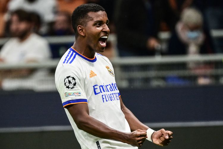 Striker Real Madrid, Rodrygo, melakukan selebrasi setelah mencetak gol ke gawang Inter Milan dalam laga Grup D Liga Champions di Stadion San Siro, Rabu (15/9/2021).