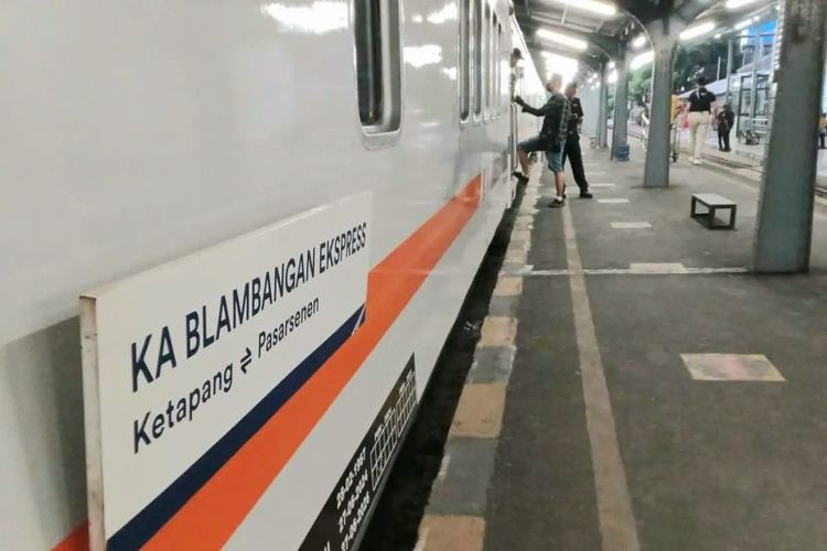 KA Blambangan Ekspres dikenal sebagai kereta dengan rute terjauh di Indonesia. Catat jadwal dan tarif KA Blambangan Ekspres berikut ini.