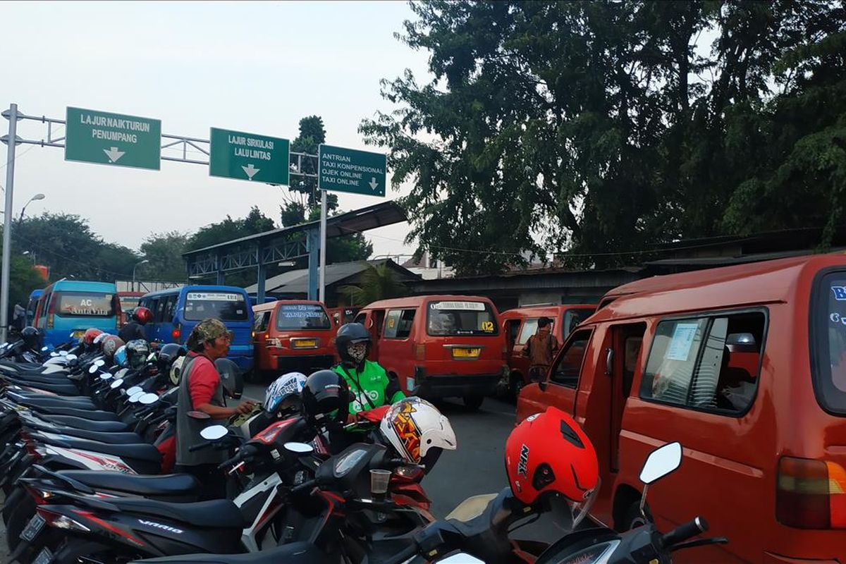 Kondisi lay bay Stasiun Bekasi yang juga ditempati sejumlah angkot dan bis kecil.