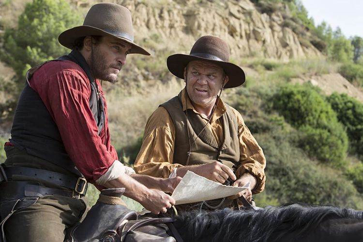 John C. Reilly dan Joaquin Phoenix dalam film komedi The Sisters Brothers (2018).