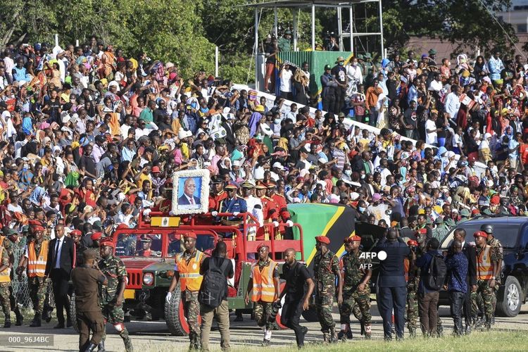 Puluhan ribu orang datang ke stadion di Dar es Salaam untuk melihat jenazah mantan Presiden Tanzania John Magufuli, pada Senin (22/3/2021).
