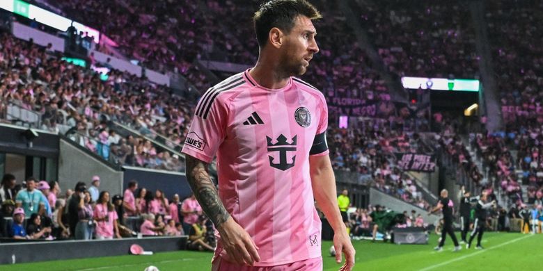 Penyerang Inter Miami, Lionel Messi, memperhatikan jalannya laga Major League Soccer (MLS) antara Inter Miami CF dan Austin FC di Stadion NU yang baru diresmikan di Miami, Florida, pada 4 April 2026.