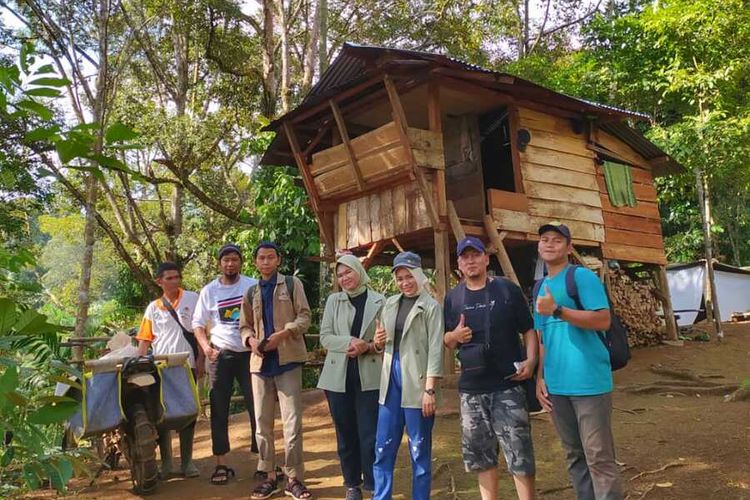 Wisatawan menunggu durian dan menikmati air terjun Cuup Psuk di Desa Penembang, Kabupaten Bengkulu Tengah, Provinsi Bengkulu