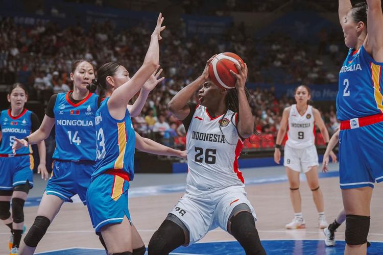 Timnas bola basket putri Indonesia lolos ke perempat final Asian Games 2022 setelah mengalahkan Mongolia dengan skor 69-64 di Shaoxing Olympic Sports Centre Gymnasium, Minggu (1/10/2023).