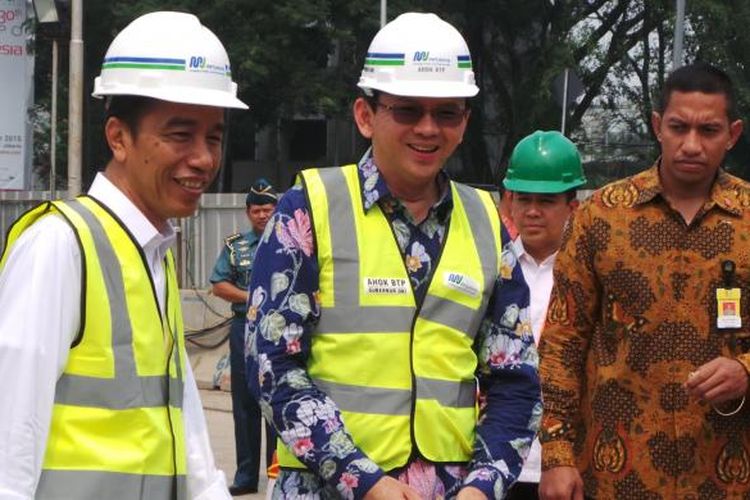 Presiden Joko Widodo dan Gubernur DKI Jakarta Basuki Tjahaja Purnama meninjau pengerjaan proyek Mass Rapid Transit (MRT) di Patung Pemuda Senayan, Jakarta, Kamis (8/10/2015).