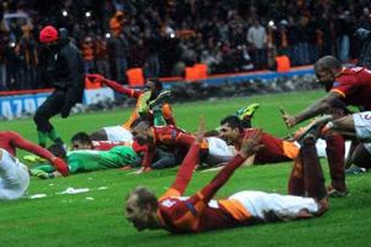 Para pemain Galatasaray merayakan kesuksesan mereka menyingkirkan Juventus pada matchday terakhir penyisihan Grup B Liga Champions, Rabu (11/12/2013). Galatasaray menang 1-0.