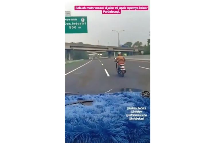 Tangkapan layar dari sebuah video yang memperlihatkan pengendara sepeda motor memasuki jalan tol Jakarta-Cikampek.