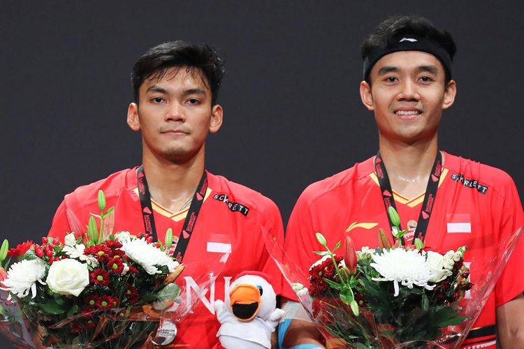 Ganda putra Indonesia, Bagas Maulana/Muhammad Shohibul Fikri, berpose di podium usai menjadi runner-up Denmark Open 2023 di Jyske Bank Arena, Minggu (22/10/2023). 