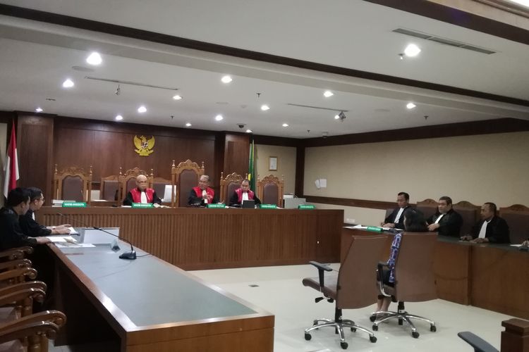 Seorang pengusaha bernama Nely Margaretha didakwa menyuap mantan Bupati Bengkayang Suryadman Gidot sebesar Rp 60 juta. Hal itu diungkapkan oleh jaksa Komisi Pemberantasan Korupsi (KPK) dalam surat dakwaan yang dibacakan di Pengadilan Tindak Pidana Korupsi, Jakarta, Senin (16/12/2019).