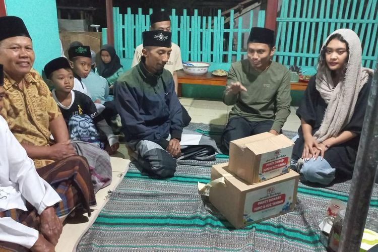 Tim merapah Trans-Jawa Kompas.com bersama santri dan pengurus TPQ Al-Ikhlas Lumajang, Senin (1/4/2024)