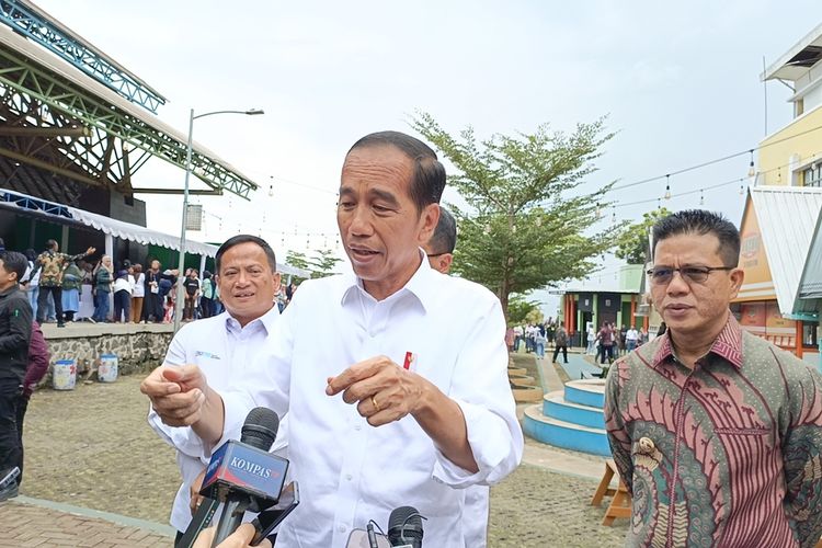 Presiden Jokowi saat mengunjungi Dome Balerame, Soreang, Kabupaten Bandung, Jawa Barat pada Sabtu (3/2/2024)