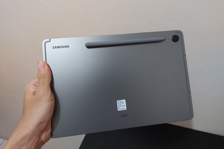 Punggung Samsung Galaxy Tab S9 FE mencakup kamera utama 8 MP dan area magnetik untuk menempelkan pena digital S Pen. 