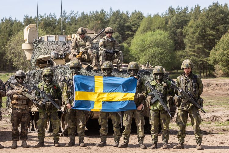 Tentara Swedia berpose untuk foto saat latihan militer bersama DEFENDER-Europe 22 dengan pasukan dari Polandia, Amerika Serikat, dan Perancis di Nowogrod, Polandia, 19 Mei 2022.