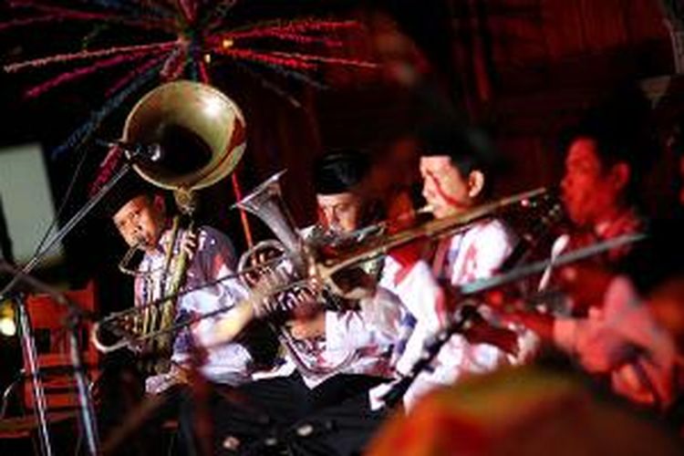 Penampilan grup tanjidor Tiga Saudara membuka Parade Tanjidor di Bentara Budaya Jakarta, Kamis (20/3/2014). Acara yang menampilkan beragam kesenian Betawi, seperti tanjidor dan jinong, tersebut berlangsung dua hari hingga Jumat malam nanti.