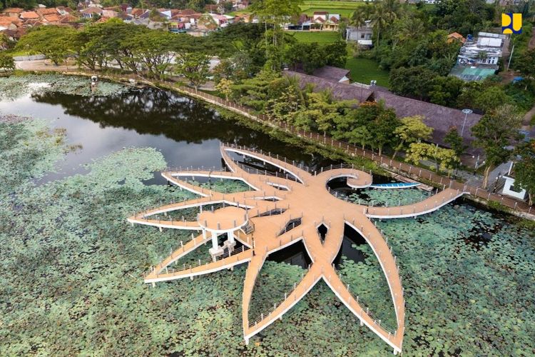 Wajah baru Kawasan Situ Bagendit di Kabupaten Garur, Jawa Barat.