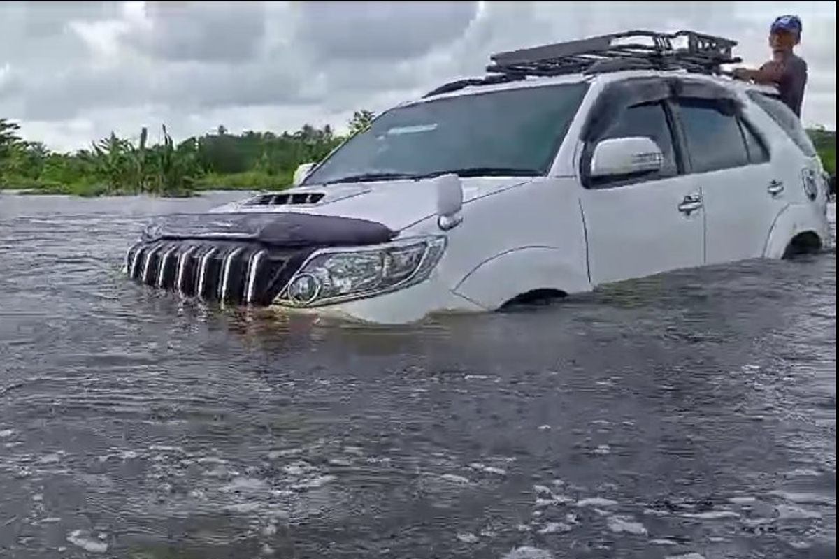 Terjebak Banjir Setinggi 1,5 Meter, Mobil Portuner Ditarik Warga Bermai-Ramai Lintasi Banjir *** Local Caption *** Terjebak Banjir Setinggi 1,5 Meter, Mobil Portuner Ditarik Warga Bermai-Ramai Lintasi Banjir