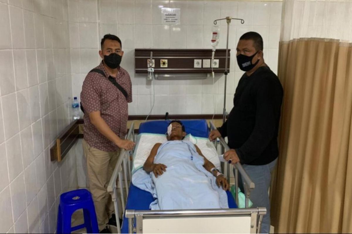 Tersangka Hendra Saputra (37) pelaku pembunuhan mantri hewan Ali Wardhana (46) saat ditangkap petugas Polres OKU Timur ketika sedang menjalani perawatan di Rumah Sakit Muhammad Hoesin (RSMH) Palembang.