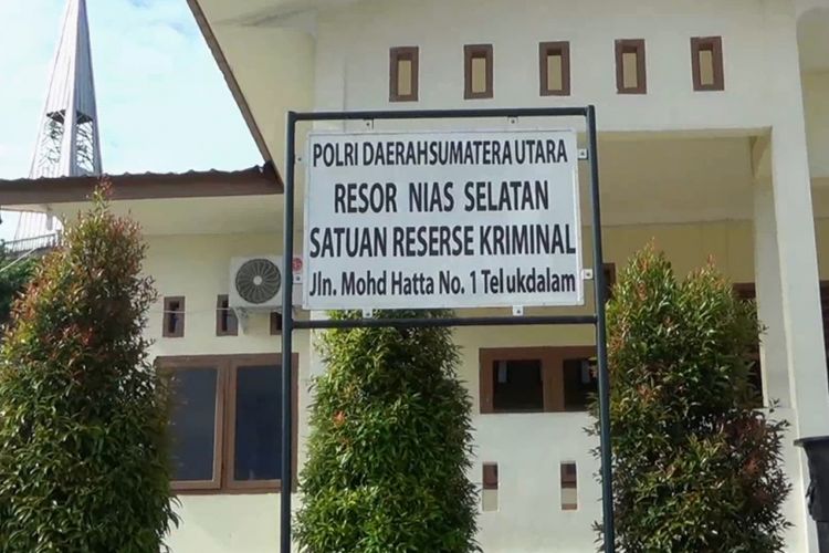 Kepolisian Resor Nias Selatan, Sumatera Utara, melakukan operasi tangkap tangan (OTT) terhadap pencairan Dana Alokasi Khusus ( DAK ) untuk SMP di Nias Selatan, Sumatera Utara.