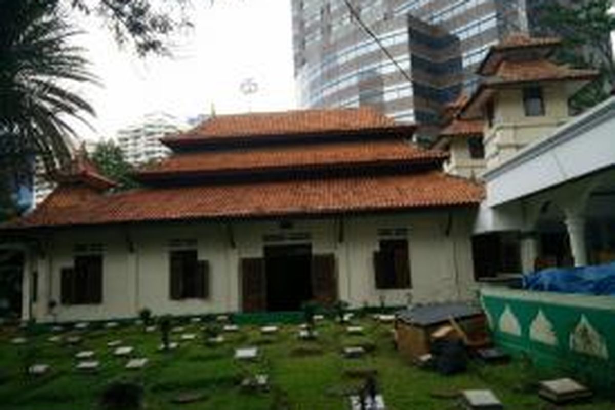 Bangunan inti Masjid Hidayatullah. Bangunan ini memiliki ciri khas atapnya yang berundak tiga tingkat dan dua menara setinggi 12 meter. Masjid Hidayatullah adalah salah satu cagar budaya yang letaknya diapit gedung-gedung perkantoran di Jalan Karet Depan, Jakarta Selatan.