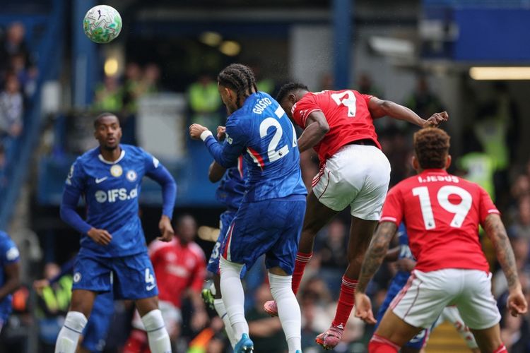 Striker Nottingham Forest Taiwo Awoniyi menyundul bola untuk gol pertama timnya pada laga Liga  Inggris antara Chelsea dan Nottingham Forest di Stamford Bridge, London, pada 4 Mei 2026.