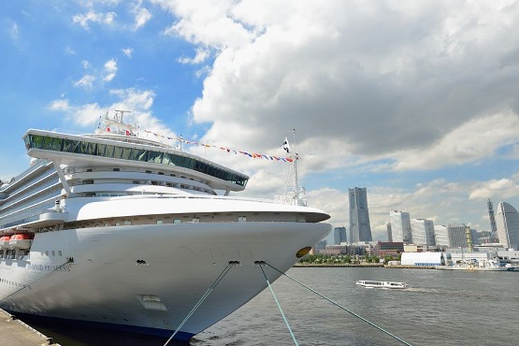 Kapal pesiar Diamond Princess di pelabuhan Yokohama, Jepang.