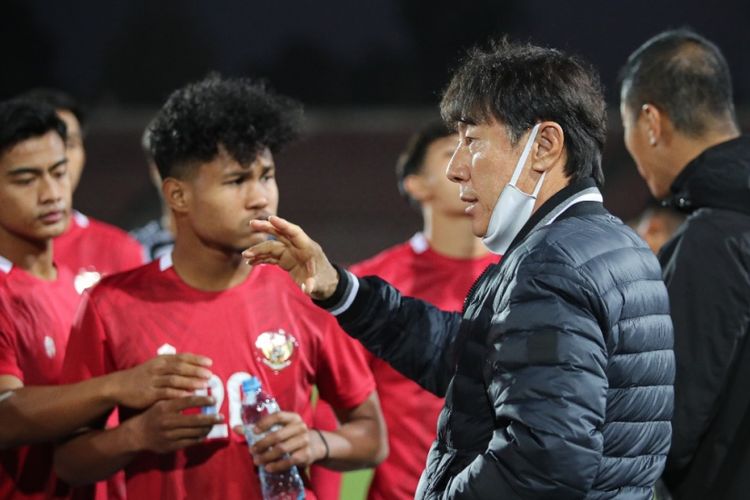 Pelatih timnas U23 Indonesia Shin Tae-yong memberikan arahan kepada pemain pada laga uji coba melawan Tajikistan U23 di Republican Central Stadium Dushanbe, Selasa (19/10/2021) malam WIB.